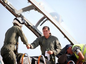 Министър Ненчев написал наръчник как се сваля секретарка
 