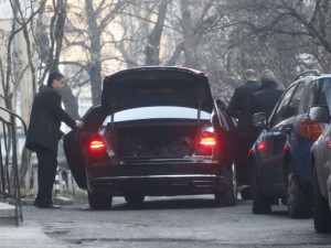 Радев с лимузина за 200 бона в Хитрино
 
