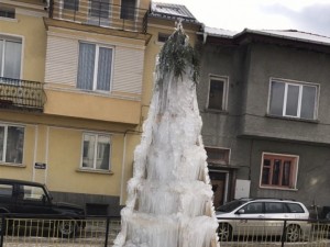 Шестметрова елха от лед краси Чепеларе
