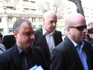 Диктатура на халтурата: Докато "сценаристът Тошко" разпределя едномандатните райони, "сценаристът Сиромахов" ще пише нова конституция по статуси от фейсбук