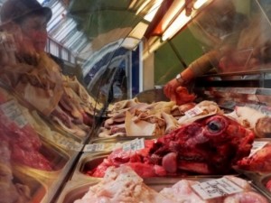Мародери пробутват леш в месарниците