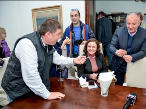 Станишев почерпи баница с късмети
 
