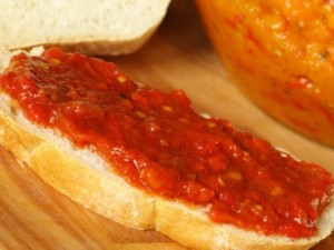 Опасно! Страшни разкрития за лютеницата! Вижте какви отрови съдържа