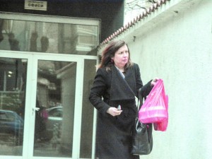 Бившата министърка Зорница Русинова със скромна панелка
 