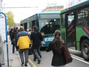 Безумията на всекидневното преживяване в (гр)адския транспорт