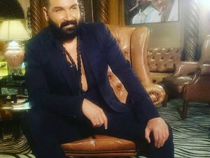 Азис заживя в тъмница
 