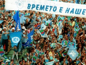 Десните си направиха харакири
 