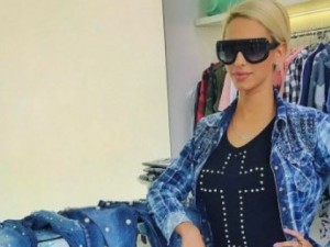 Злополучна грация декорира дънки