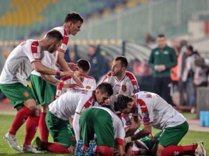 Инжектират националите със 100 000
 