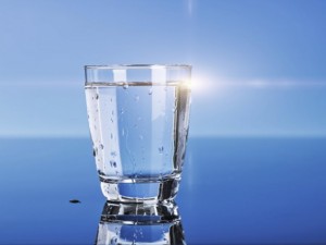 Как да уловим негативните енергии у дома само с една чаша вода