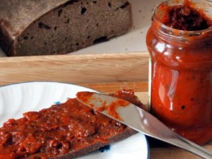 Безобразие! Ядем лютеница без домати и месо от соя