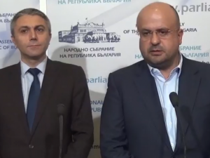 Парламентът не е почнал, а вече се люспят