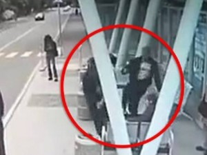 Агресията като юмрук в челюстта
 