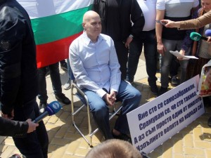Зов за помощ! Седящият в инвалиден стол ще се самоубива в ефир
 