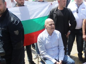 Заговорът на Слави и Корнелия: Нов Костинброд. Аз пък протестирам срещу седящия на стол Учиндол