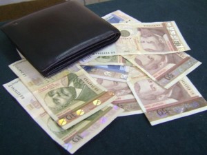 Средната заплата мина хилядарка
 