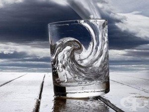 
Вижте как се гони лоша енергия с чаша вода

