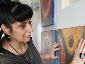 Медиум цери болести с извънземни картини
 