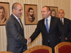 Озлочестеният  Цветанов заръфа Радев като питбул  
 