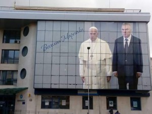 Акулата ГЕРБ иска да глътне рибката Марешки