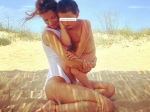 Диляна Попова спи в палатка, заведе и сина на Блатечки на къмпинг