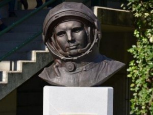 Агенцията за космически технологии на Тайланд получи бюст на Юрий Гагарин