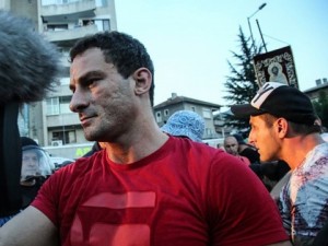Перата царува в ареста след побой над оператор
 