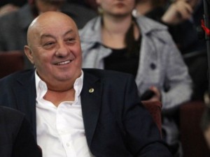 Проф. Юлиан Вучков гневен: Герговият Гошо – прост свинар и натопорчен милионер
 