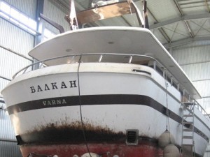 Продадоха яхтата на Тато на парче