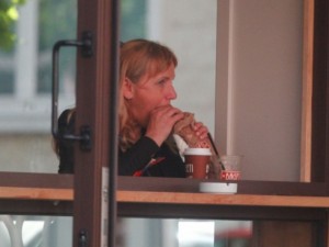 Елена Йончева пълнее от стрес в парламента
 
 