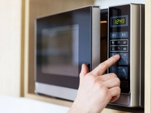 Почистете микровълновата с портокал