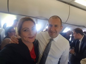 Радев прегръща тайствена дама в самолета