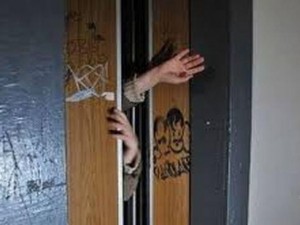 Асансьорът не работи два месеца, техниците ме заплашват
