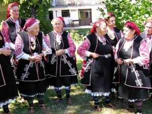 Песните на Бистришките баби лекуват луди