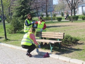 Вандали трошат пейки и площадки