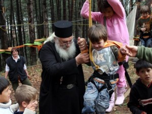 Подариха 150 кози на сираците на отец Иван

 
