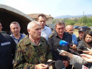 Плаче ми се от смешките на вътрешния министър
 