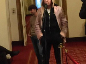 Шок и ужас! Беновска се прави на Йети из институциите - прословутата водеща с ушанка и анцуг в парламента