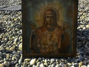 Делфини извадиха икона на Богородица от морето