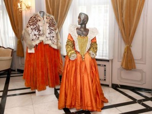 70 бона за костюми в театъра