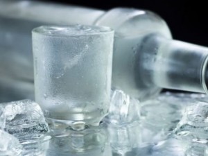 Мъж оцеля в хладилника на магазин, като изпи алкохала
