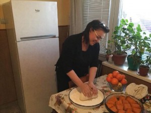 Корнелия Нинова се похвали как меси коледната питка с късмети