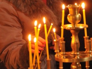 Комунистите нямат срам, първи палят свещи на Коледа
 