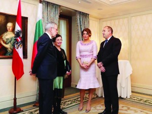 Деси Радева грейна в розово и кристали „Сваровски”
 