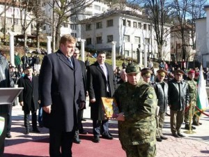 Каракачанов, доброволна казарма няма