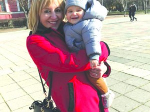 Мая Манолова разходи малкия Максим в Кюстендил
 