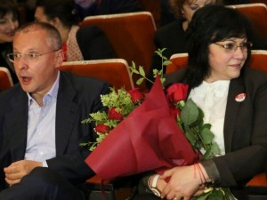 Другарката Нинова вади гол в ръката нож
 