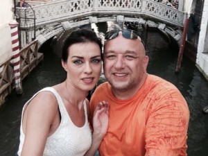 Виктория Петрова купува четки и бои на министър Кралев
