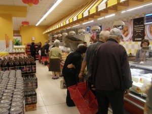 Бедни сме, ама купуваме като за последно
 