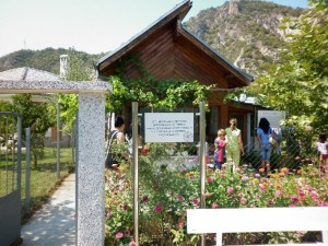 Миряни крадат камъни от двора на Ванга